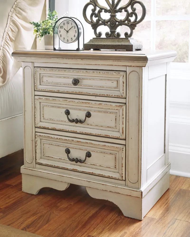 Realyn Queen Sleigh Bed with Mirrored Dresser and 2 Nightstands